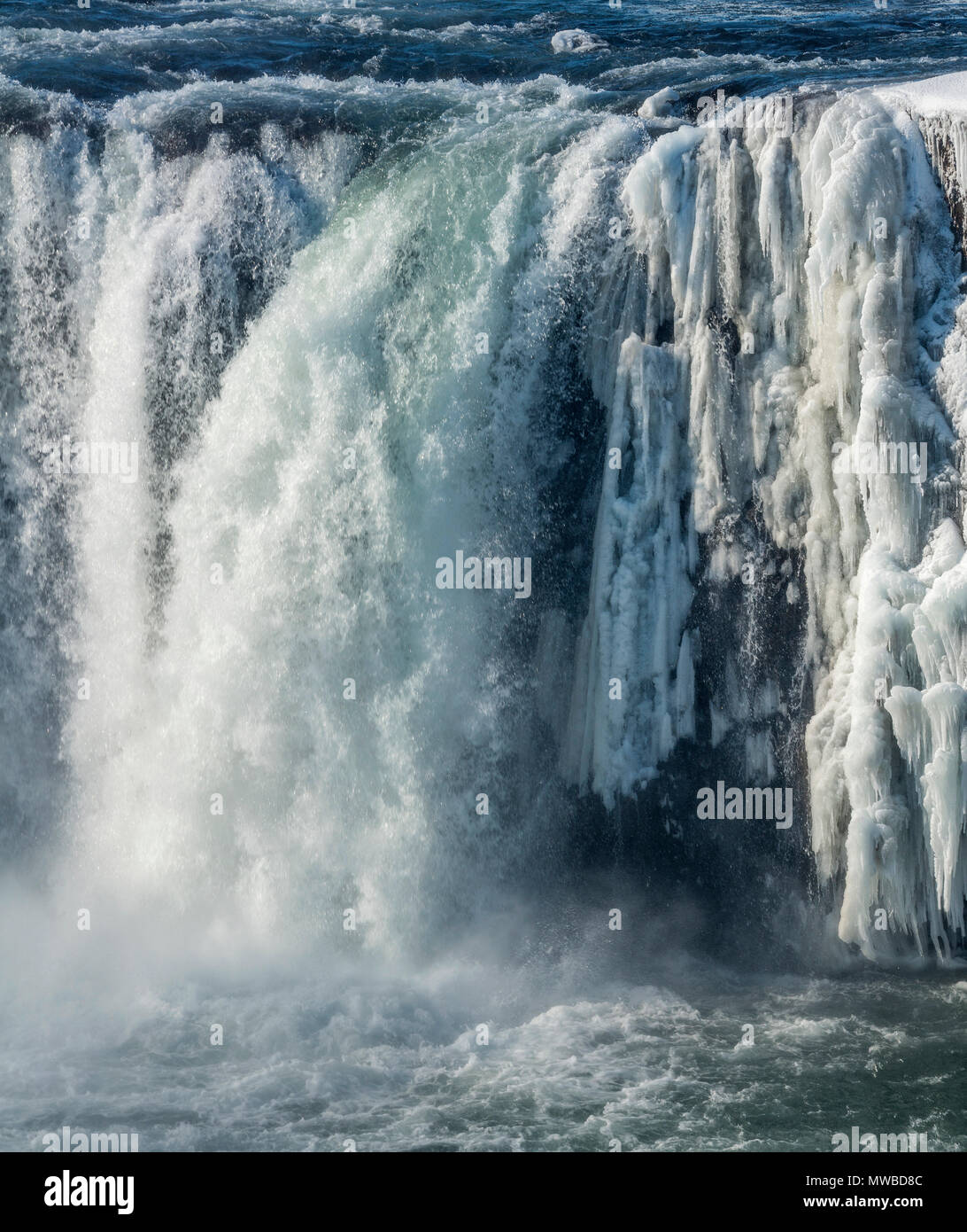 Wassermassen Wasserfall Góðafoss, im Winter mit Eiszapfen, Norðurland djupivogur, Northern Island, Island Stockfoto