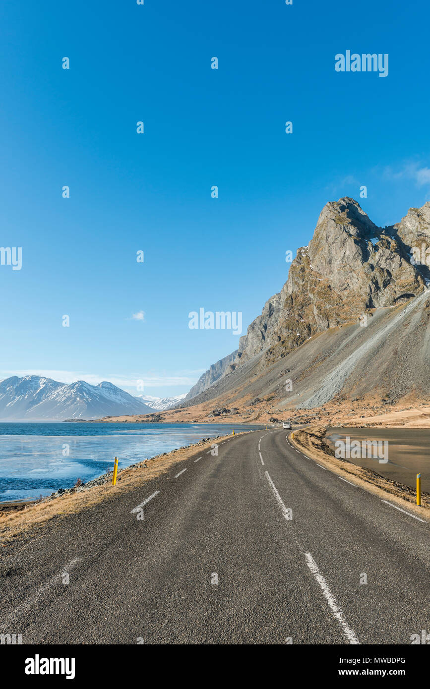 Ring Road, Straße am Meer, wilde Landschaft, die Berge und das Meer, Island Stockfoto