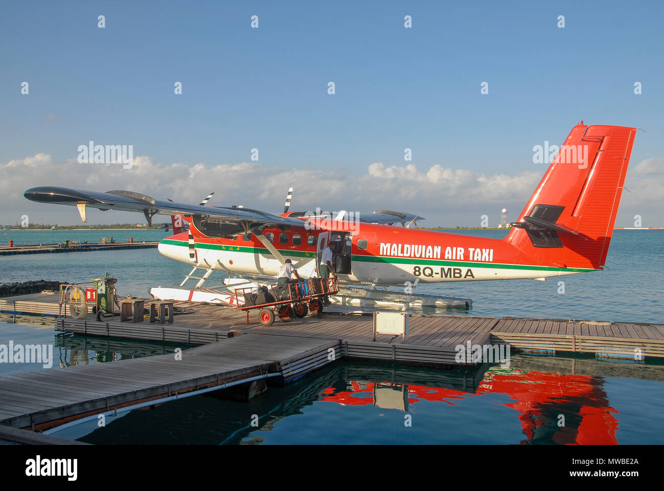 Blick auf den Malediven seaplaned der Maldivian Air Taxi Fluggesellschaft aus Männlichen, Ansicht von Maldivian Air Taxi Sea Otter Wasserflugzeug auf den Malediven, Indischer Ozean. Stockfoto