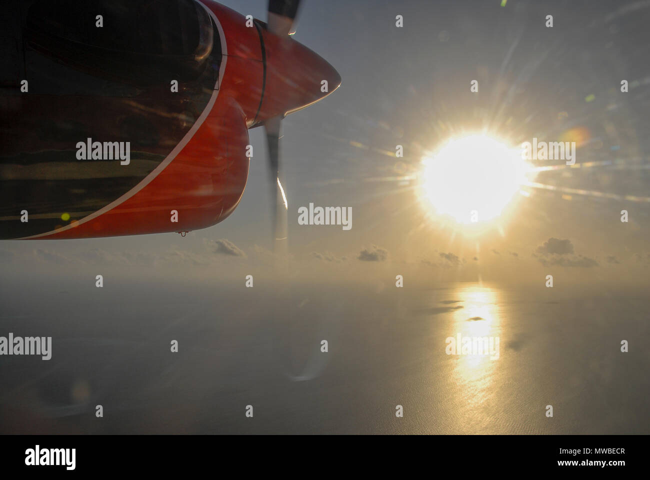 Blick auf den Malediven seaplaned der Maldivian Air Taxi Fluggesellschaft aus Männlichen, Antenne zerstreuten Blick auf Inseln und Atollen der Malediven, Indischer Ozean. Stockfoto