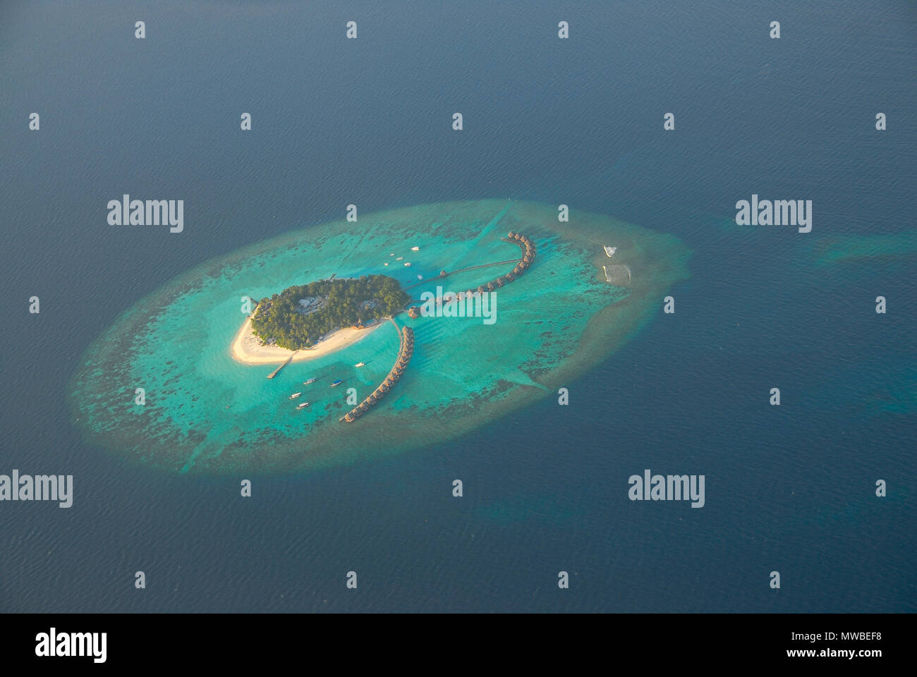 Blick auf den Malediven seaplaned der Maldivian Air Taxi Fluggesellschaft aus Männlichen, Antenne zerstreuten Blick auf Inseln und Atollen der Malediven, Indischer Ozean. Stockfoto