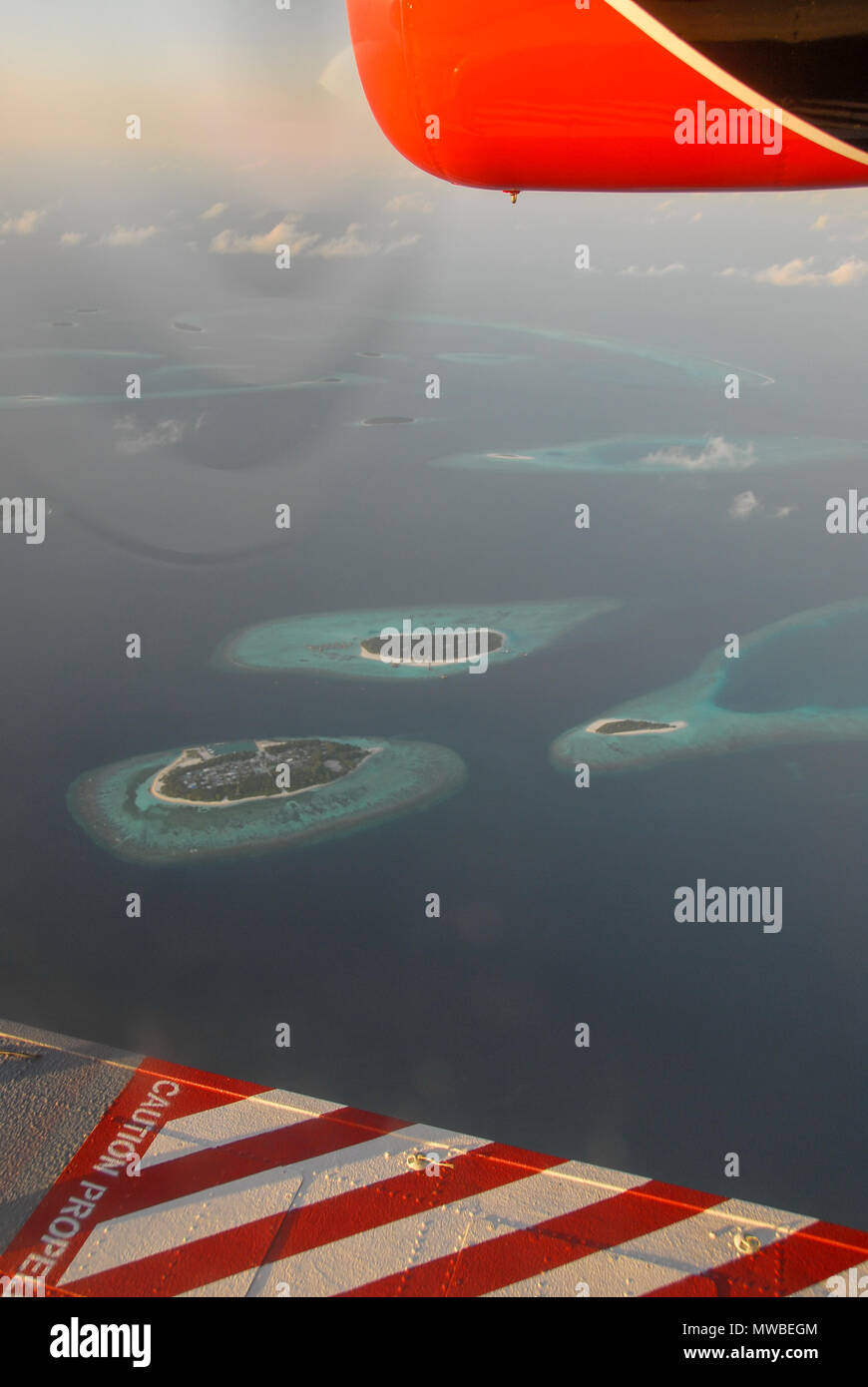 Blick auf den Malediven seaplaned der Maldivian Air Taxi Fluggesellschaft aus Männlichen, Antenne zerstreuten Blick auf Inseln und Atollen der Malediven, Indischer Ozean. Stockfoto