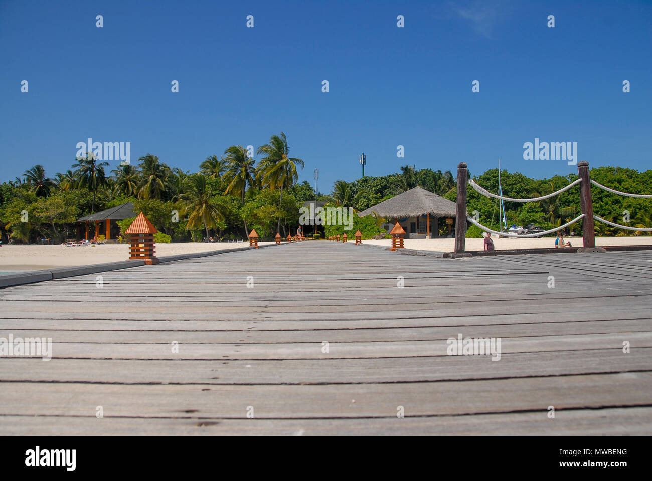 Blick auf den Malediven seaplaned der Maldivian Air Taxi Fluggesellschaft aus Männlichen, Blick auf die Landungsbrücken, Piers und Hütten auf Meedhapparu Island Resort, Malediven, In Stockfoto