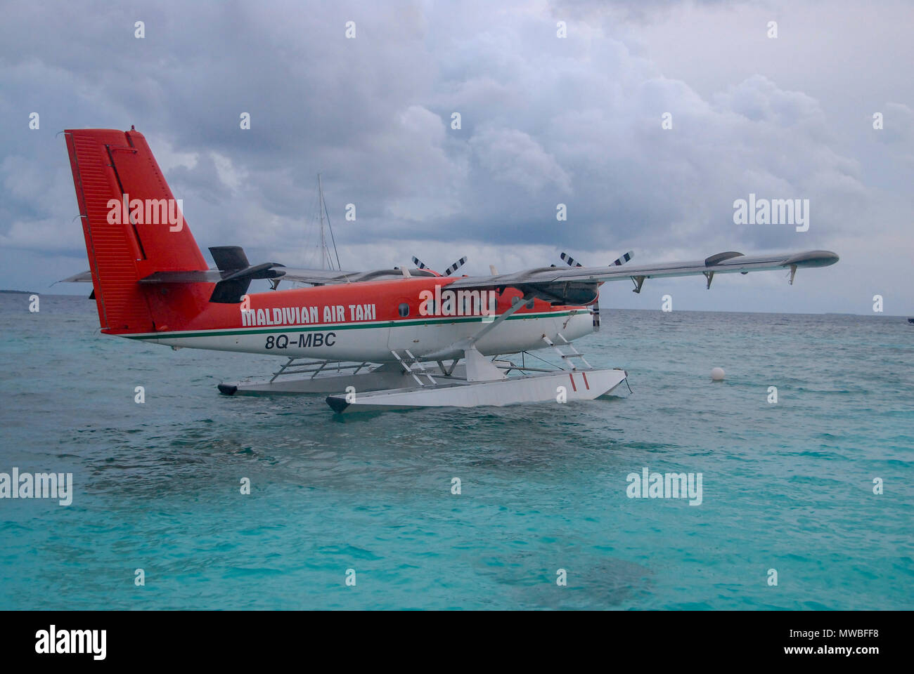 Blick auf den Malediven seaplaned der Maldivian Air Taxi Fluggesellschaft aus Männlichen, Ansicht von Maldivian Air Taxi Sea Otter Wasserflugzeug auf den Malediven, Indischer Ozean. Stockfoto