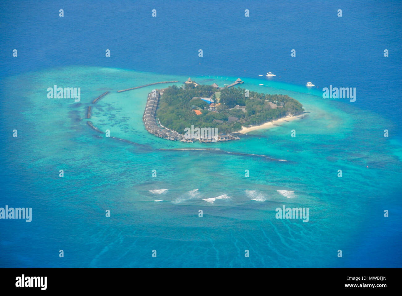 Blick auf den Malediven seaplaned der Maldivian Air Taxi Fluggesellschaft aus Männlichen, Antenne zerstreuten Blick auf Inseln und Atollen der Malediven, Indischer Ozean. Stockfoto