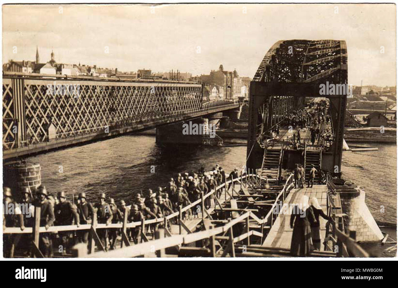 . Englisch: Deutsche Truppen überqueren den Fluss Daugava über die Bombardierten Eisenbahnbrücke in Riga. 1917. Anonym 241 deutsche Truppen überqueren Daugava Stockfoto