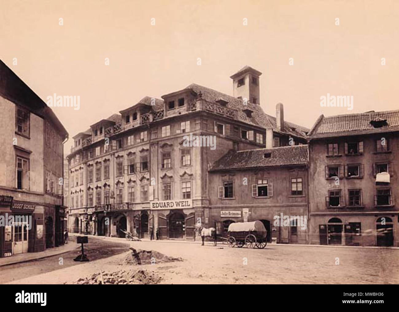 . Budova tzv. Kolkovny, v jádru však středověkého paláce, čp. 922 v Dlouhé třídě byla zbořena v roce 1904. kolem r. 1904. Foto J.Eckert 176 Eckert, 04. Stockfoto