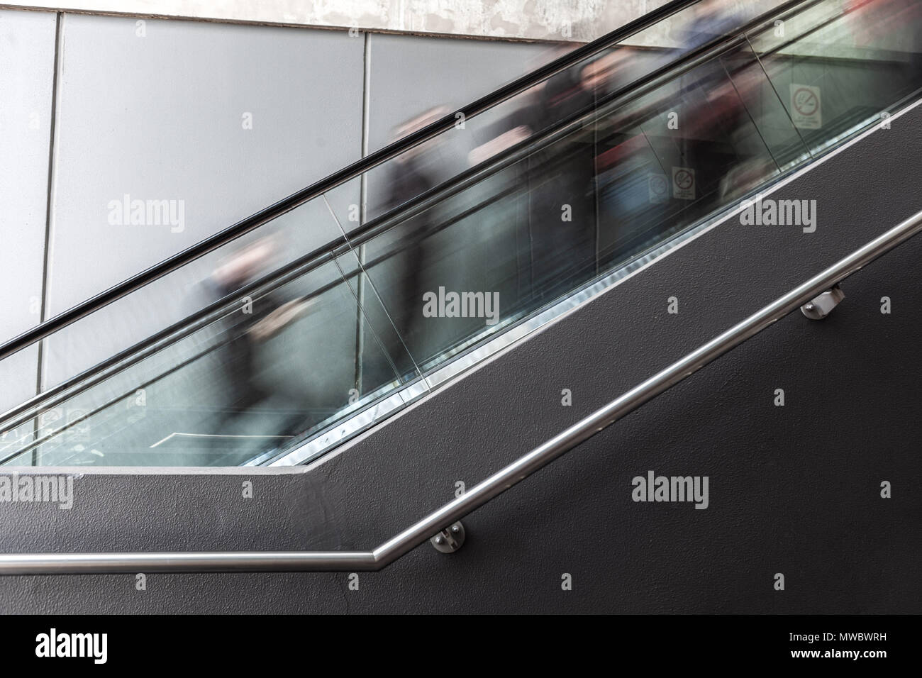 Verschwommene Bewegung der Menschen auf der Rolltreppe in Melbourne CBD Stockfoto