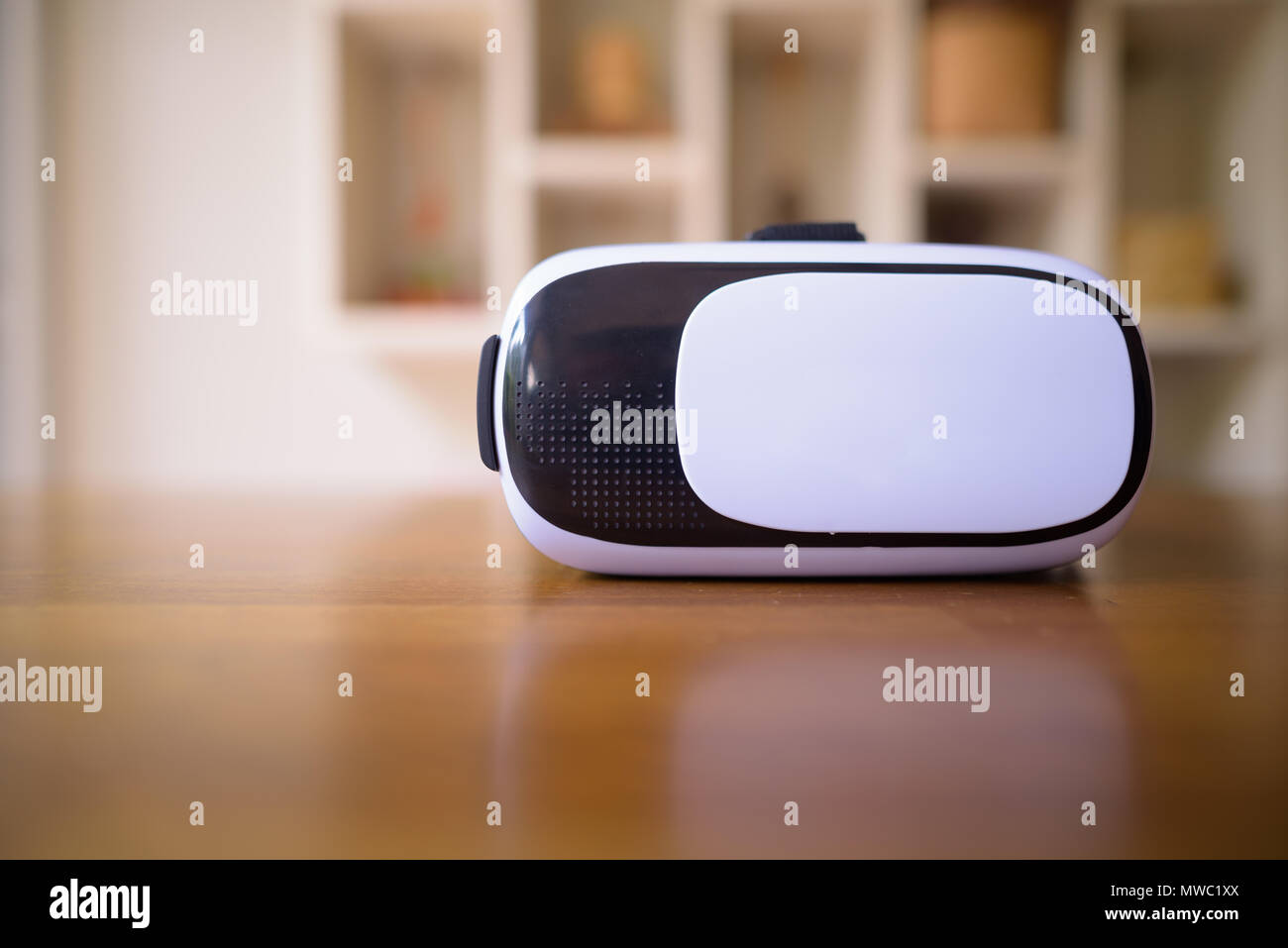 Nahaufnahme der Virtuellen Realität Gläser auf hölzernen Tisch Stockfoto