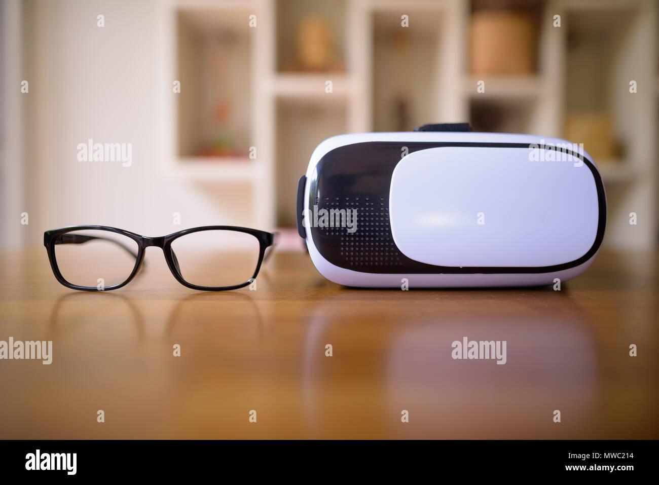 Brillen und Virtual Reality Headset auf Holz- T Stockfoto