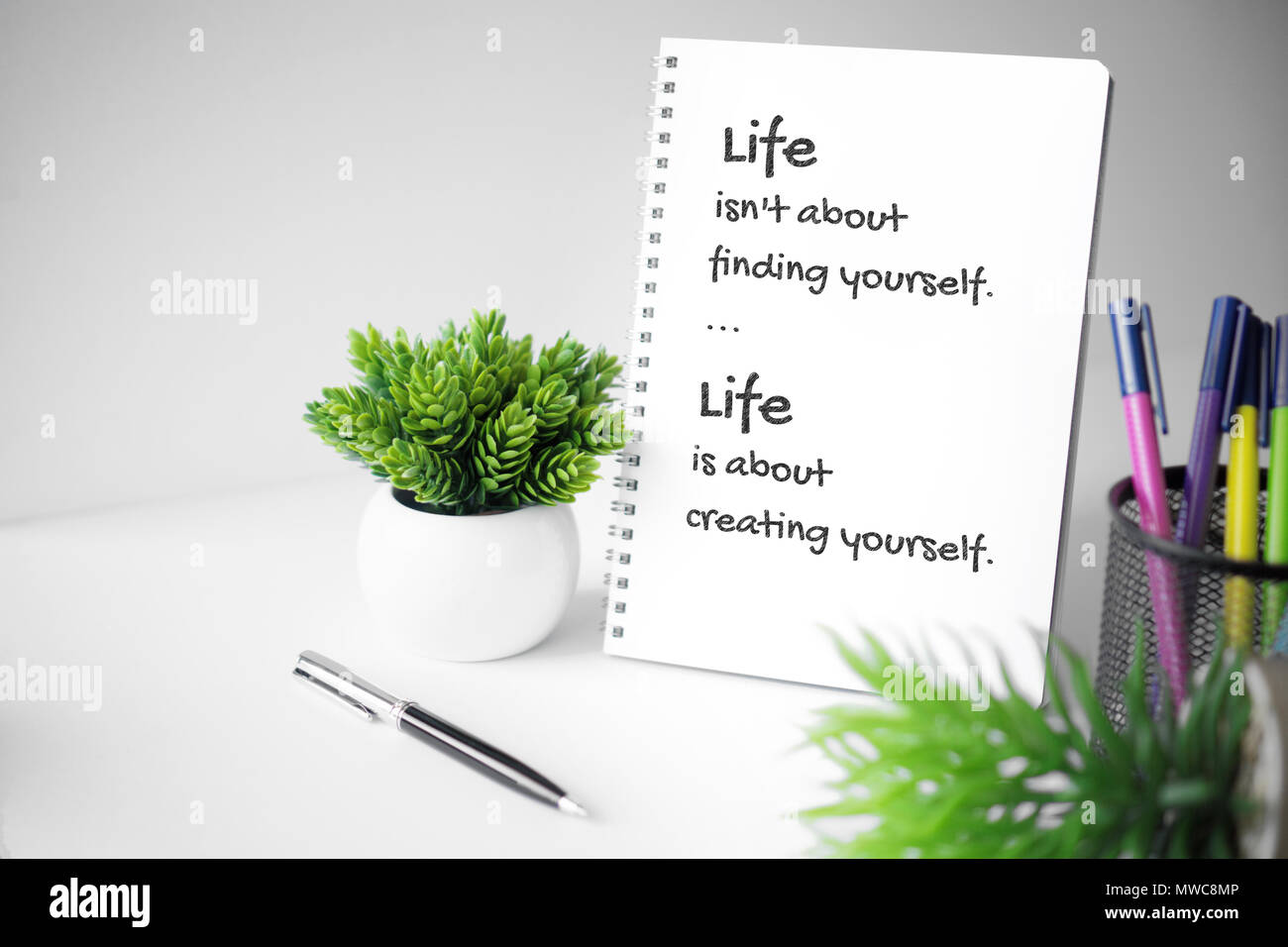 Motivierende und inspirierende Angebot. Weisheit Zitat über das Leben. Notebook mit Topfpflanzen. Stockfoto