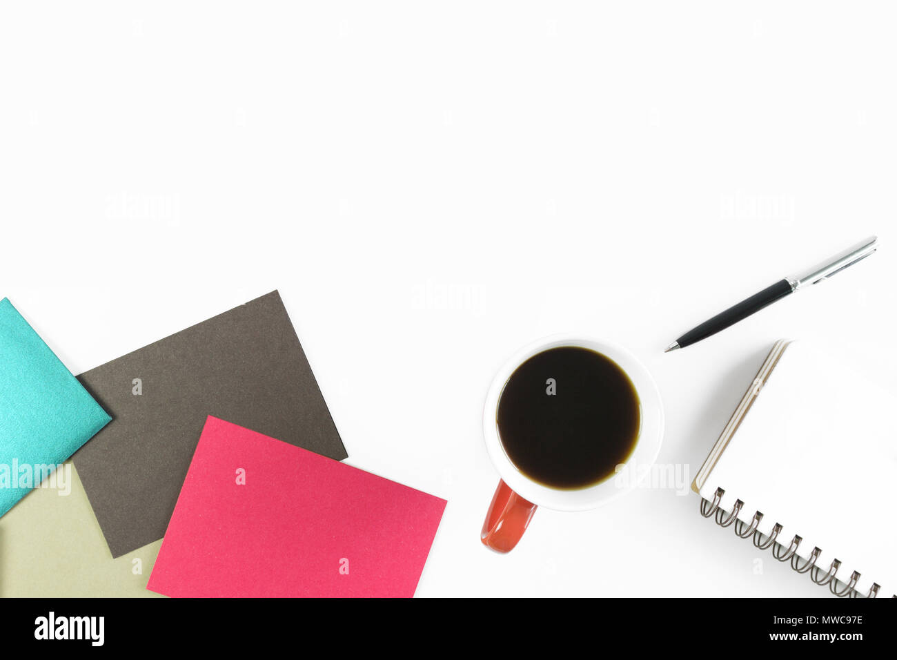 Bürobedarf auf weißem Büro Schreibtisch. Minimale Einfachheit flach mit kopieren. Stockfoto
