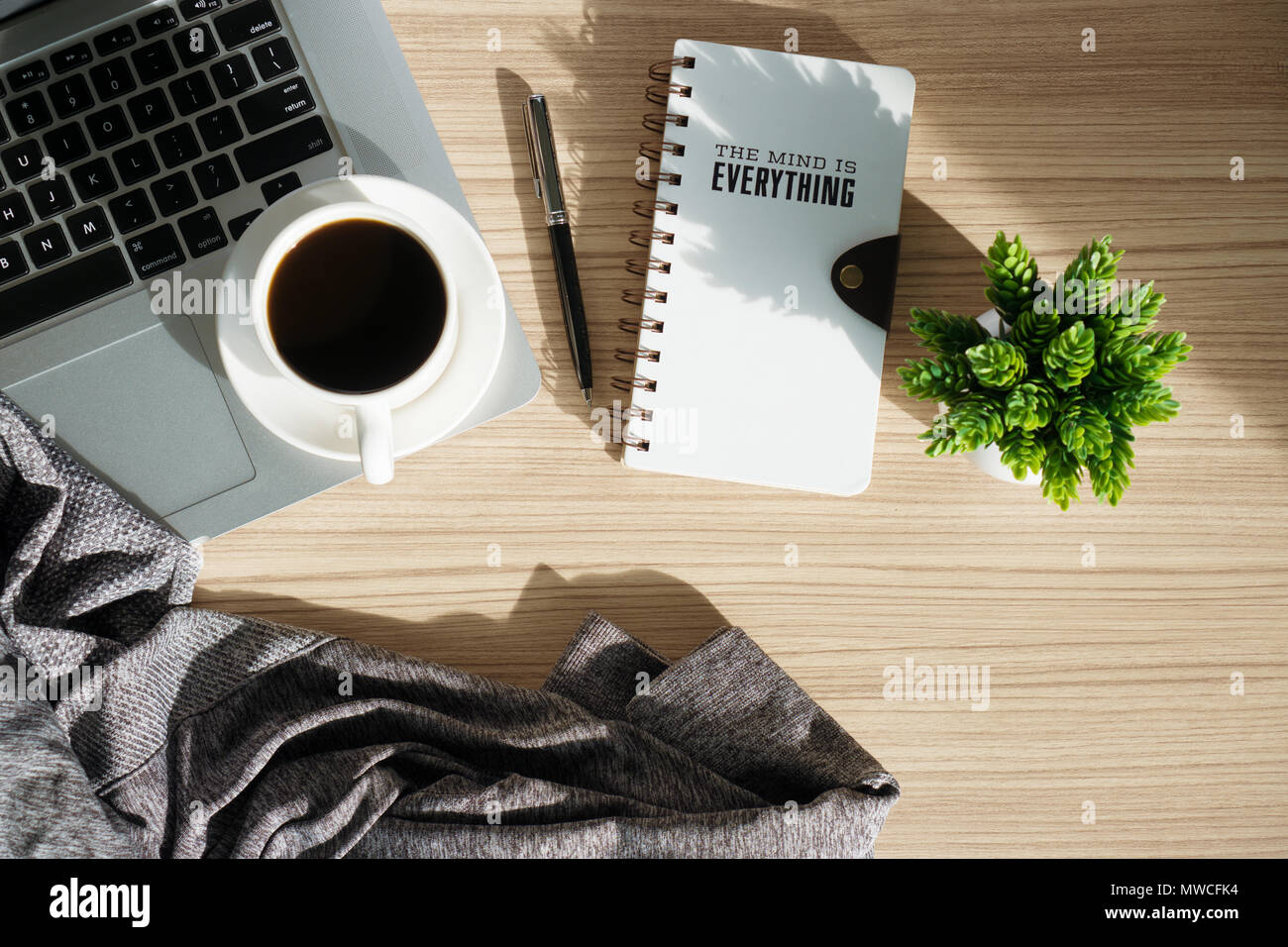 Notebook Journal mit Kaffee und warmen Tuch auf Holz Tisch. Frühstück am Morgen. Ansicht von oben flach. Stockfoto
