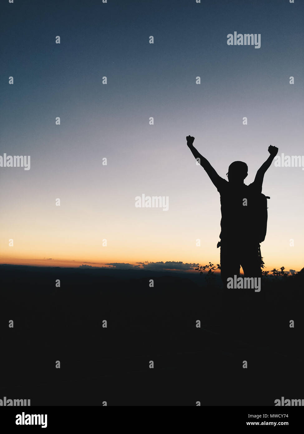 Silhouette Mann Sonnenuntergang bzw. Sonnenaufgang in Berg mit kopieren. Stockfoto