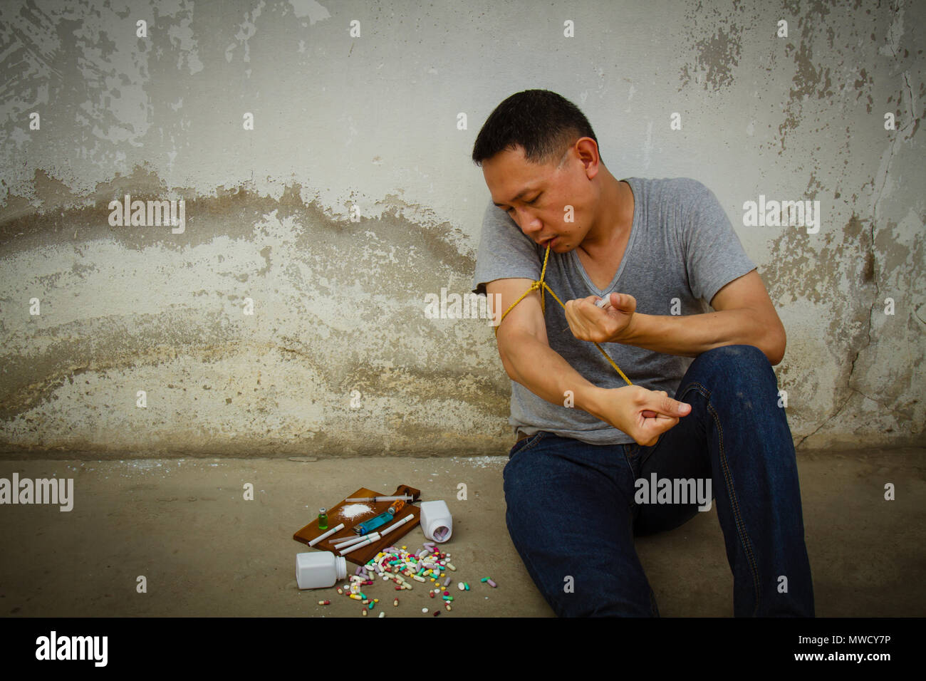 Konzept Asien Mann ist traurig und Schmerzen durch die Drogensucht problem. Stockfoto