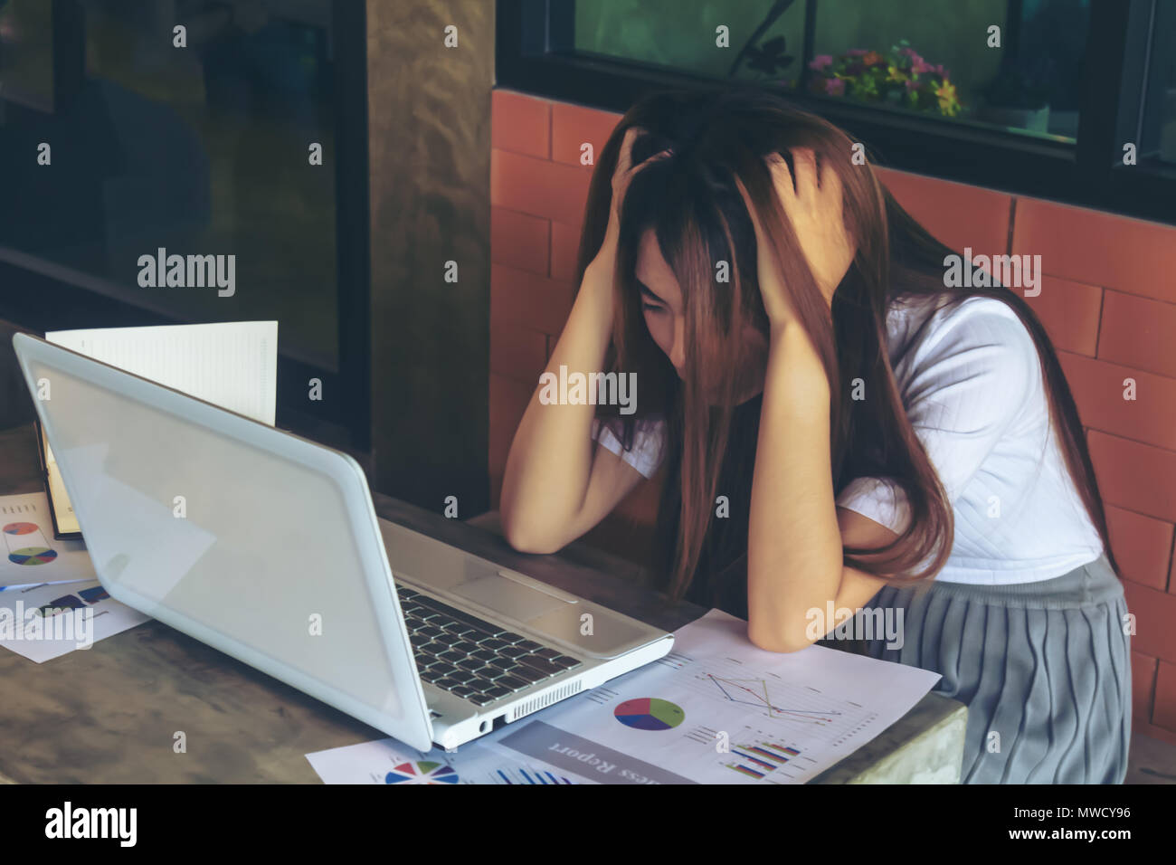 Asien Mädchen mit Laptop emotion edgy oder besetzt ist oder Angst wegen Arbeit oder Ausbildung. Stockfoto