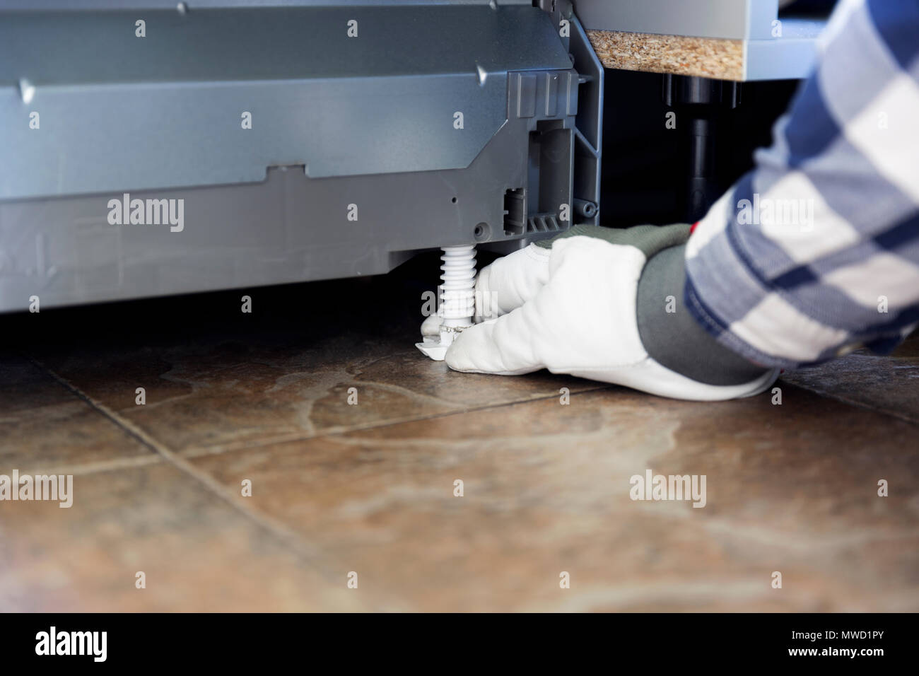 Heimwerker Installation und Einstellung des Geschirrspüler. Küche Renovierung und Installation Konzept. Stockfoto