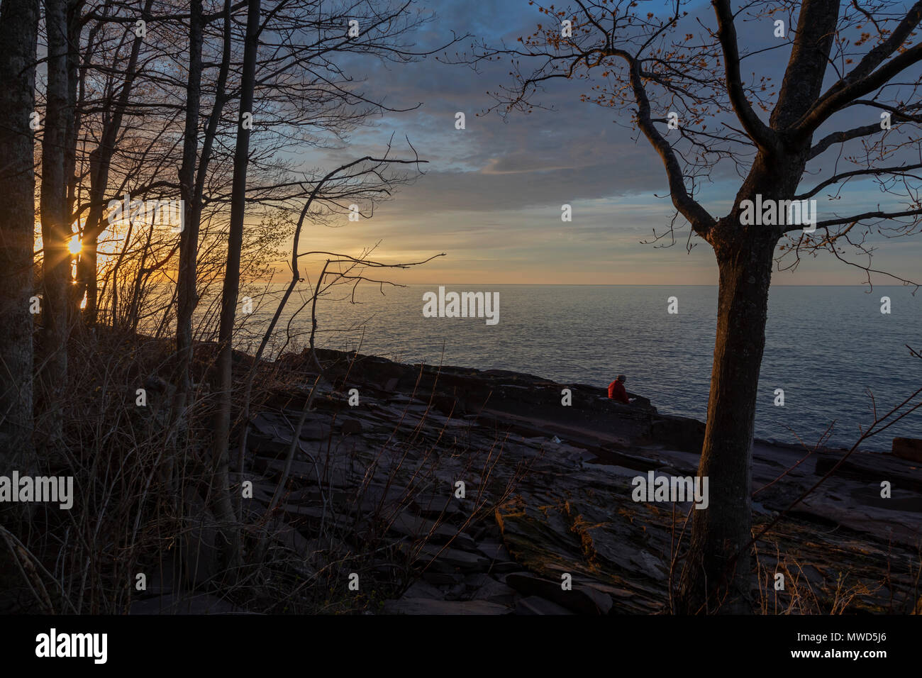 Ontonagon, Michigan - Sonnenuntergang über Lake Superior in Porcupine Mountains Wilderness State Park. Stockfoto