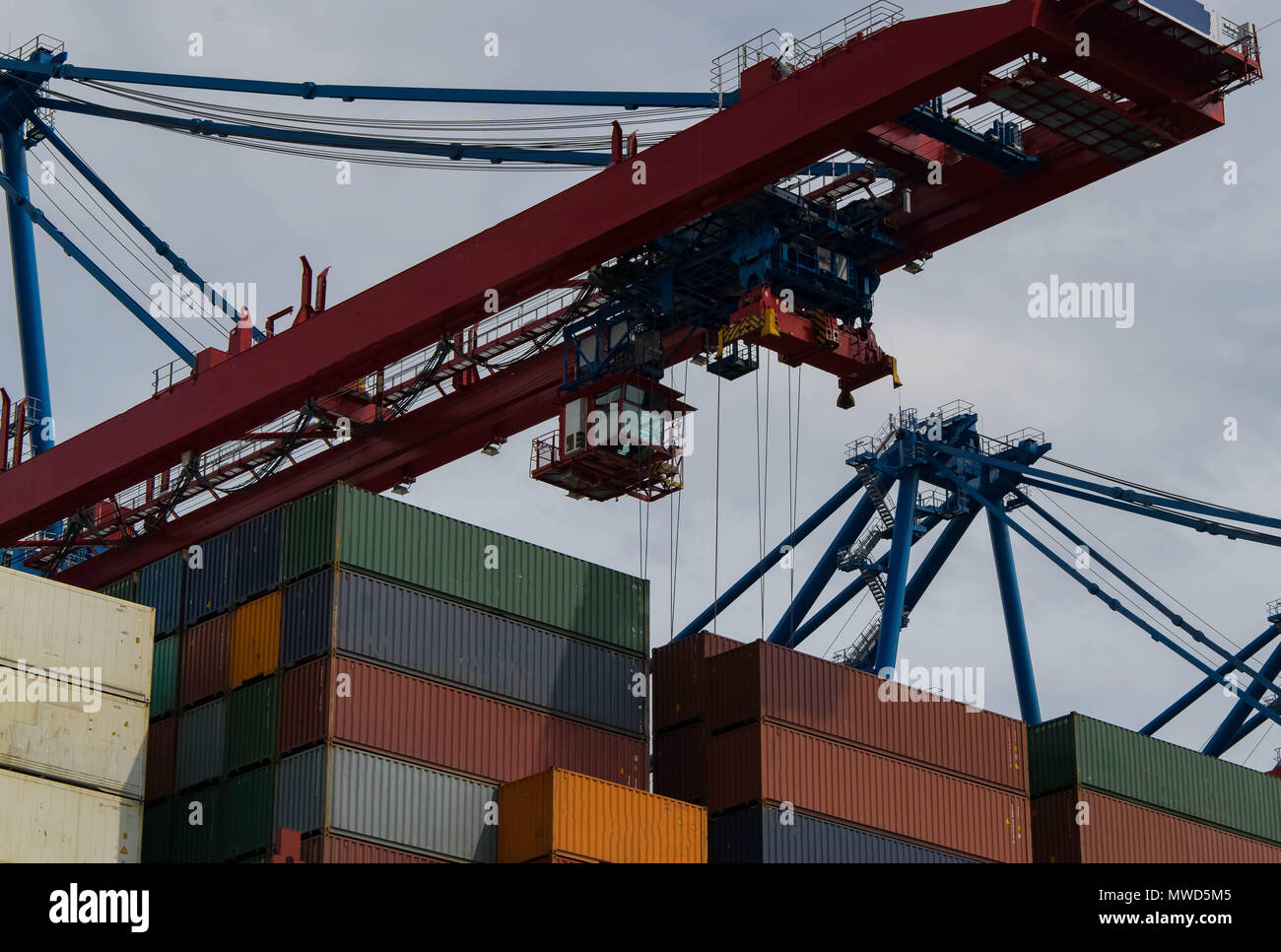 Schiffe, die in den Kanal. Andere Perspektive und Schiffstypen. Passagier- und Containerschiffe. Stockfoto