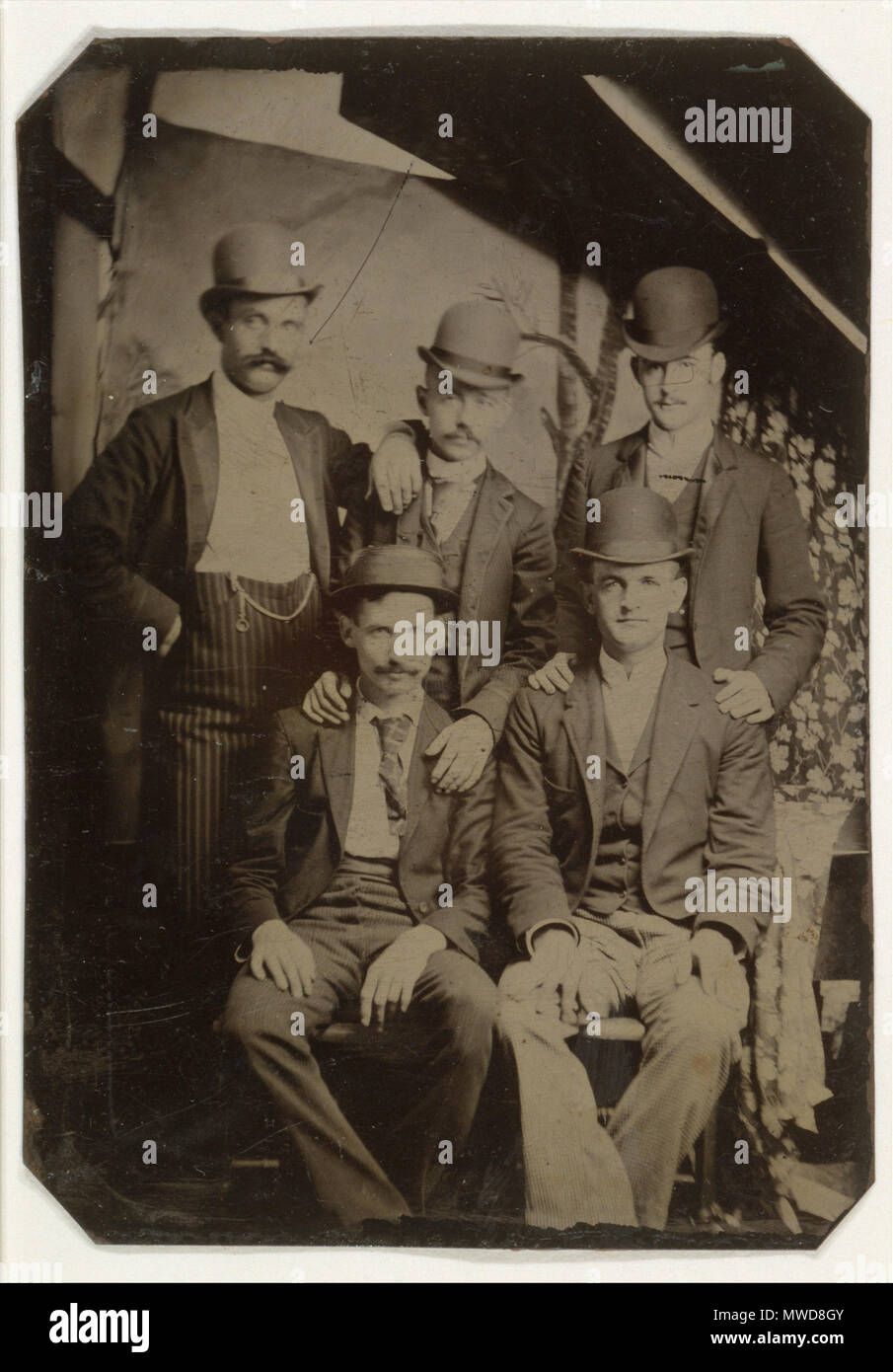 . Englisch: Fünf Mitglieder des Wild Bunch unbekannter Künstler Datum: Ca. 1892 Medium: Tintype Abmessungen: Bild: 8,4 x 6,2 cm (3 5/16 x 2 7/16 in.) Klassifizierung: Fotografien Kreditlinie: Gilman Sammlung, Geschenk der Howard Gilman Foundation, 2005 Beitritt Anzahl: 2005.100.111 Dieses Kunstwerk wird nicht auf dem Display Beschreibung Die Wilden war die größte und Berüchtigtste Bande von Gesetzlosen in den amerikanischen Westen. Durch zwei bewaffnete Banditen besser durch ihre Aliasnamen genannt, führte, Butch Cassidy (Robert LeRoy Parker) und Kid Curry (Harvey Logan), The Wild Bunch war ein informelles Vertrauen der Diebe und Rustlers tha Stockfoto