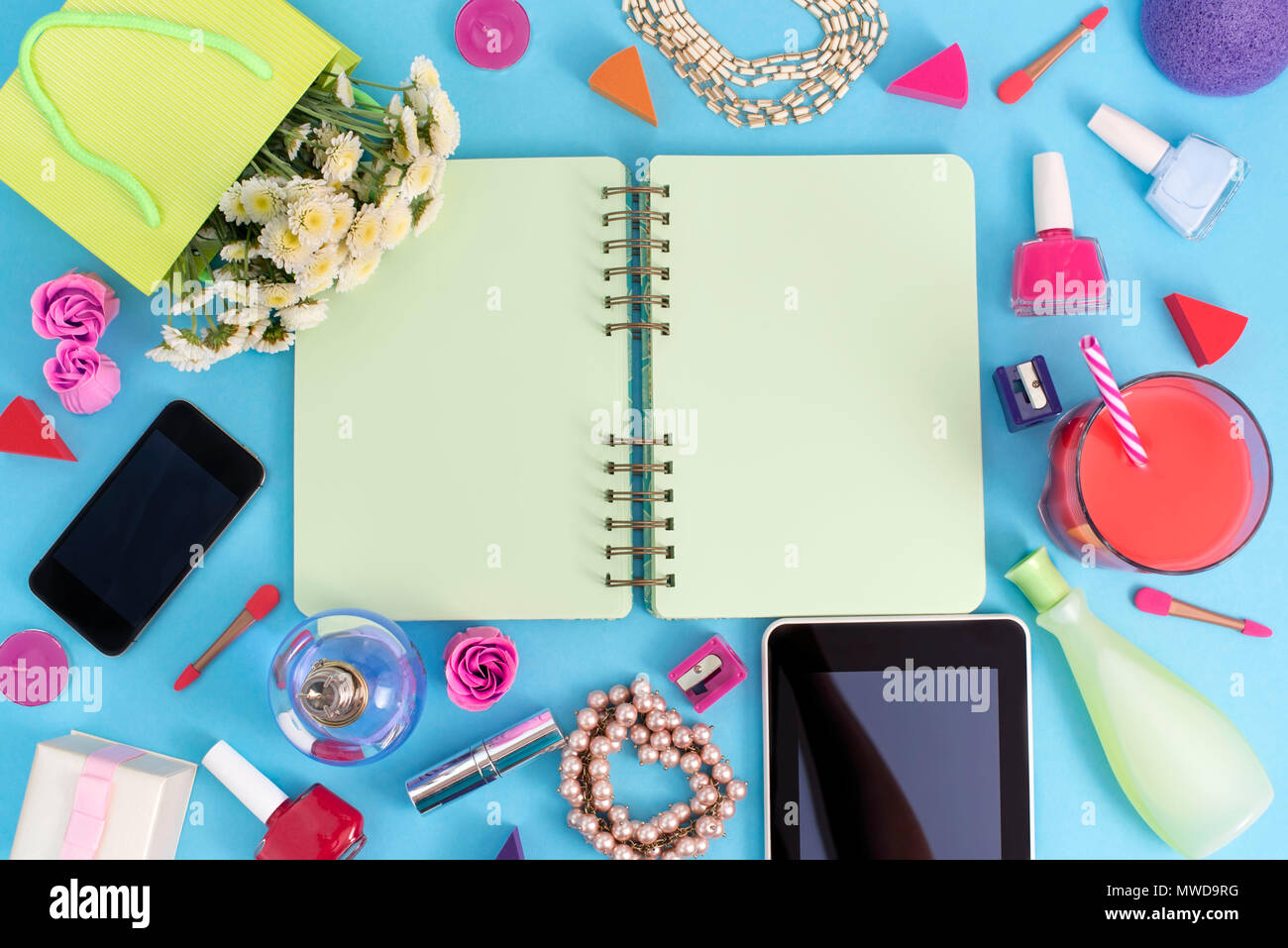 Festliche Hintergrund poster Geschenkbox mit satin schleife Blumenstrauß Perlenschmuck laptop Tablet smartphone Kosmetik Lippenstift parfum Nail cockt Stockfoto