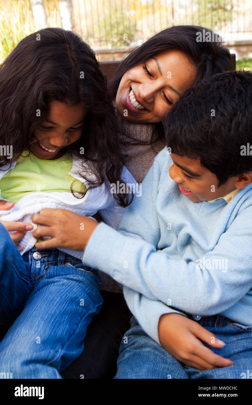 Biracial Familie Lachen und Lächeln. Stockfoto