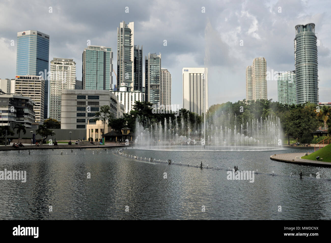 Brunnen und die umliegenden Gebäude vom KLCC Park, Kuala Lumpur, Malaysia Stockfoto