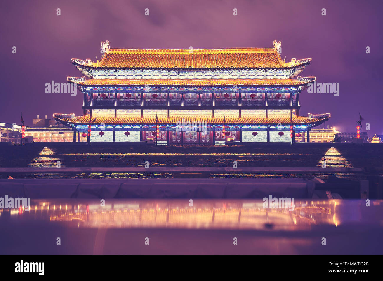 Xian Stadtmauer und antiken Turm bei Nacht, Farbe getonte Bild, China. Stockfoto
