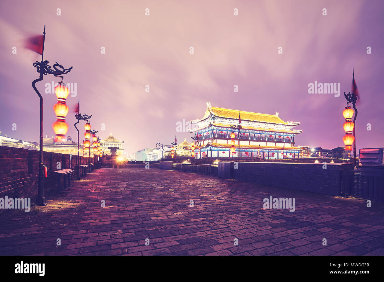 Xian Stadtmauer in der Nacht, Farbe getonte Bild, China. Stockfoto