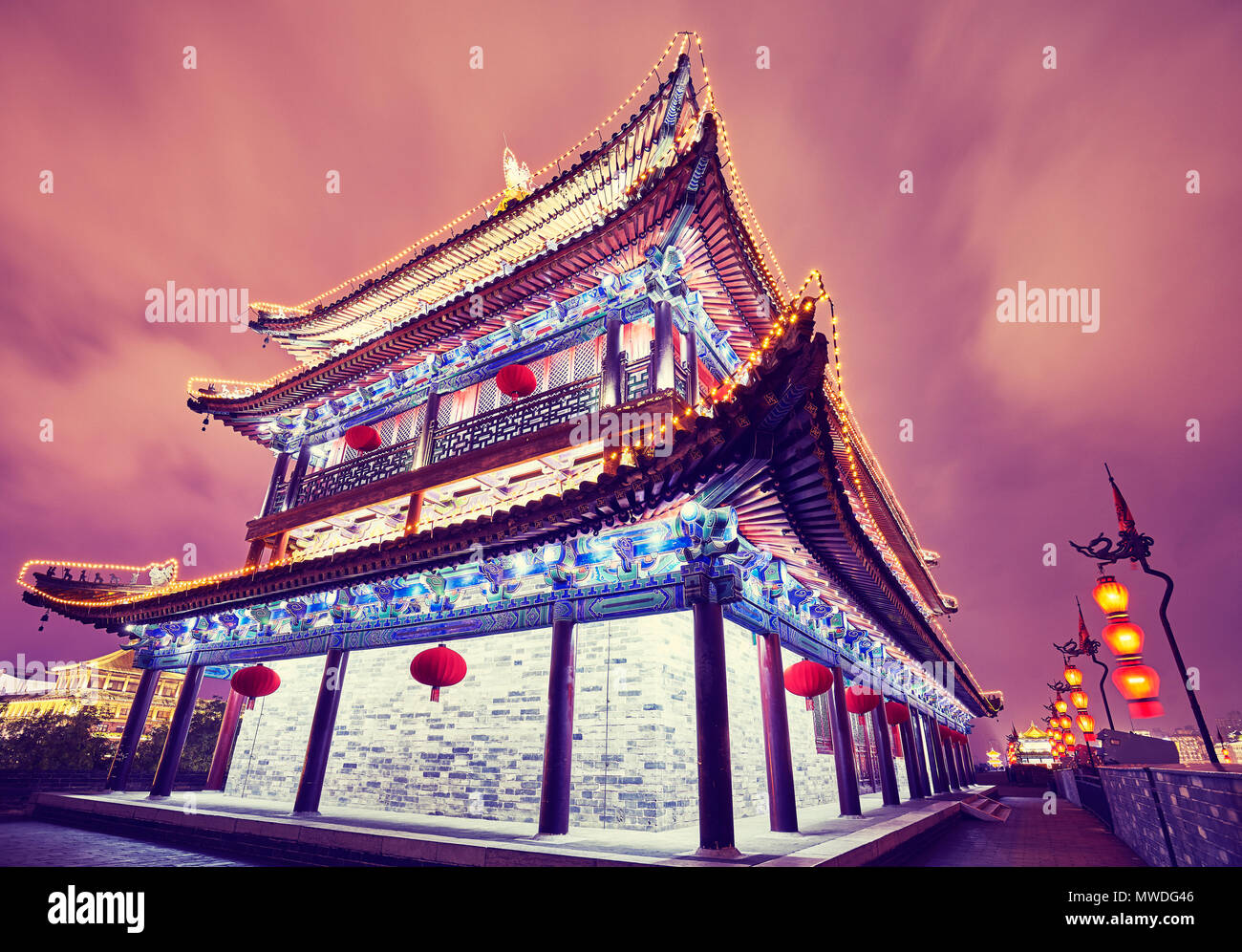 Xian Stadtmauer alte Gebäude bei Nacht, Farbe getonte Bild, China. Stockfoto