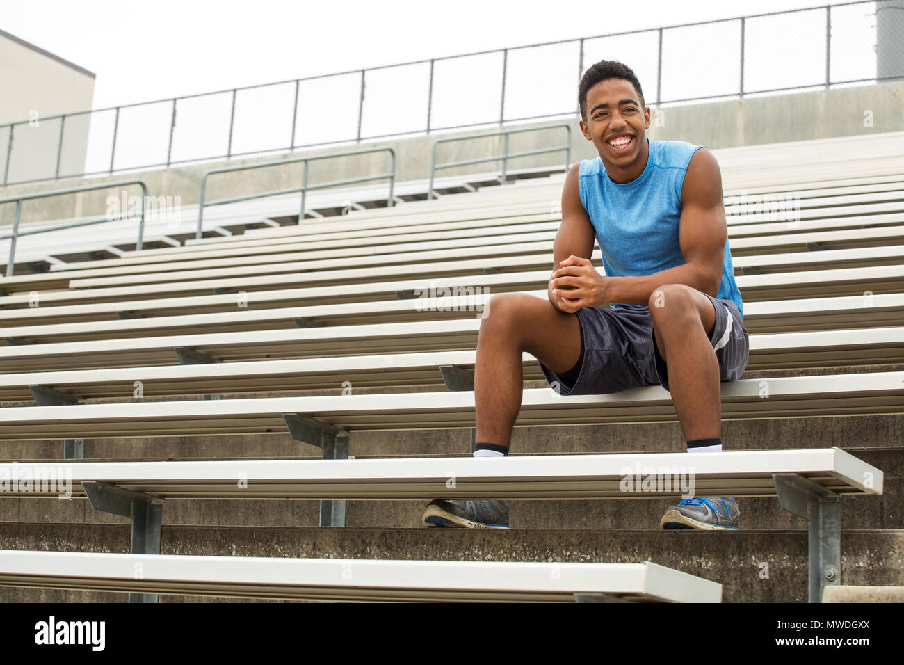 Jugendlicher Sportler sitzen auf den Zuschauertribünen. Stockfoto