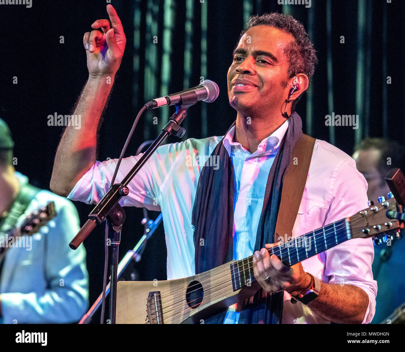 New York, USA, 31. Mai 2018. Brasilianische Musiker Jair Oliveira interagiert mit einem jubelnden Publikum bei seinem Konzert in New York City. Oliveira's Leistung war Teil der LatiNew Musik, eine neue Konzerte und Veranstaltungsreihen zur Überbrückung der Kluft zwischen den brasilianischen und lateinamerikanischen Musik gewidmet. Foto von Enrique Ufer Stockfoto