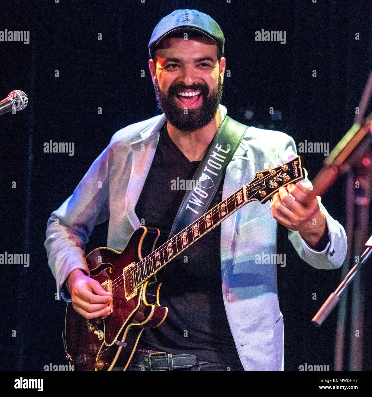 New York, USA, 31. Mai 2018. Brasilianische Gitarrist Wesley Amorim spielt mit Musiker Jair Oliveira bei einem Konzert in New York City. Die Leistung war Teil der LatiNew Musik, eine neue Konzerte und Veranstaltungsreihen zur Überbrückung der Kluft zwischen den brasilianischen und lateinamerikanischen Musik gewidmet. Foto von Enrique Ufer Stockfoto