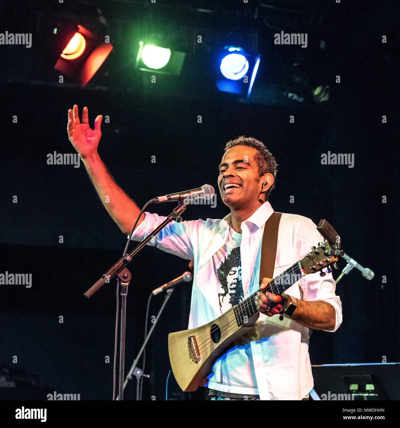 New York, USA, 31. Mai 2018. Brasilianische Musiker Jair Oliveira interagiert mit einem jubelnden Publikum bei seinem Konzert in New York City. Oliveira's Leistung war Teil der LatiNew Musik, eine neue Konzerte und Veranstaltungsreihen zur Überbrückung der Kluft zwischen den brasilianischen und lateinamerikanischen Musik gewidmet. Foto von Enrique Ufer Stockfoto