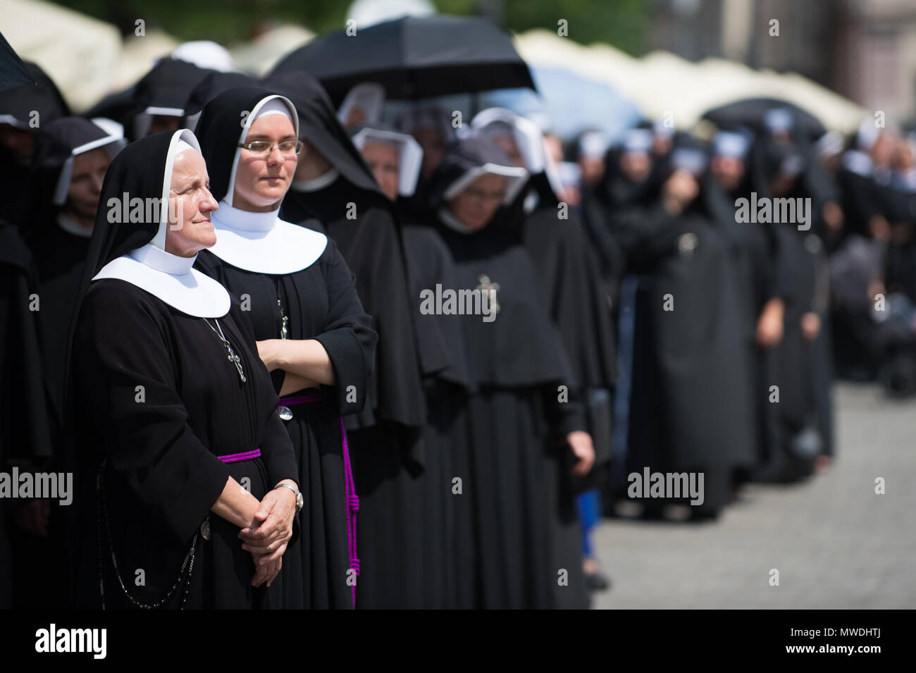 Krakau, Polen. 31. Mai, 2018. Nonnen sind während der Fronleichnamsprozession in Krakau gesehen. Corpus Christi erfolgt 60 Tage nach Ostern, und jedes Jahr die Prozession beginnt bei Wael Schloss und endet am Hauptplatz. Credit: Omar Marques/SOPA Images/ZUMA Draht/Alamy leben Nachrichten Stockfoto