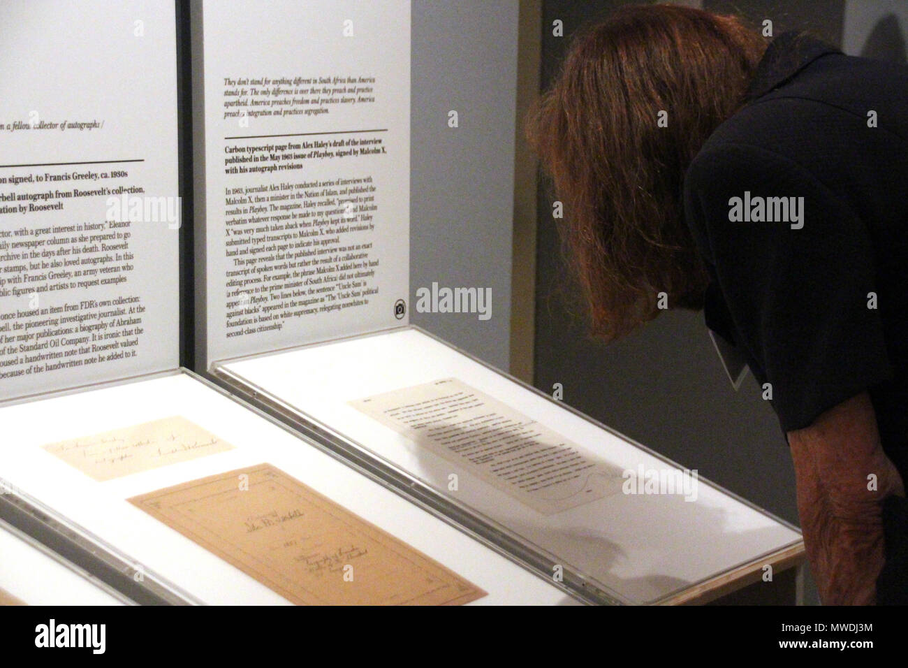 31. Mai 2018, Deutschland, New York: ein Besucher in der Ausstellung "Die Magie der Handschrift: Die Pedro Corrêa do Lago Collection' an der Morgan Library. Die Beispiele von Handschriften von über 140 berühmte Persönlichkeiten in der Geschichte, sind bis 16. September in der Bibliothek gesehen mit misst Museum in der Mitte von Manhattan. Foto: Christina Horsten/dpa Stockfoto