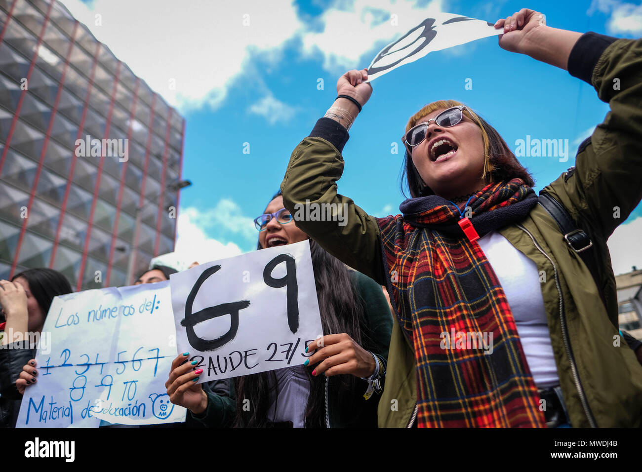 Bogota, Kolumbien. 31. Mai, 2018. Zwei Mädchen März Übersicht verändert zahlen als in der E-14 Formate der Stimmenauszählung der letzten Präsidentschaftswahlen in Kolumbien. Nach den Präsidentschaftswahlen in Kolumbien am 27. Mai einige Änderungen in den Formaten der Stimmenauszählung gefunden worden. Die Gesamtzahl der Stimmen geändert wurden mehr Stimmen zu, bestimmte Kandidaten zu geben. Am 31. Mai, eine im März wurde organisiert, um zu fordern, dass das nationale Register der Kolumbien Handeln in dieser Hinsicht. Credit: SOPA Images Limited/Alamy leben Nachrichten Stockfoto