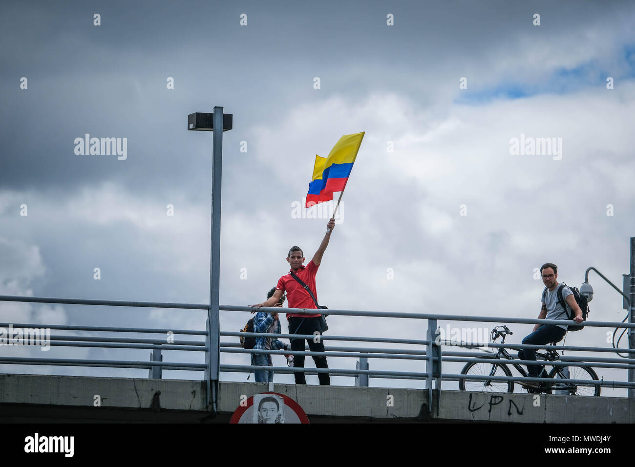 Bogota, Kolumbien. 31. Mai, 2018. Ein Mann Wellen die kolumbianische Flagge als der März Vorschüsse auf die 26. Straße. Nach den Präsidentschaftswahlen in Kolumbien am 27. Mai einige Änderungen in den Formaten der Stimmenauszählung gefunden worden. Die Gesamtzahl der Stimmen geändert wurden mehr Stimmen zu, bestimmte Kandidaten zu geben. Am 31. Mai, eine im März wurde organisiert, um zu fordern, dass das nationale Register der Kolumbien Handeln in dieser Hinsicht. Credit: SOPA Images Limited/Alamy leben Nachrichten Stockfoto