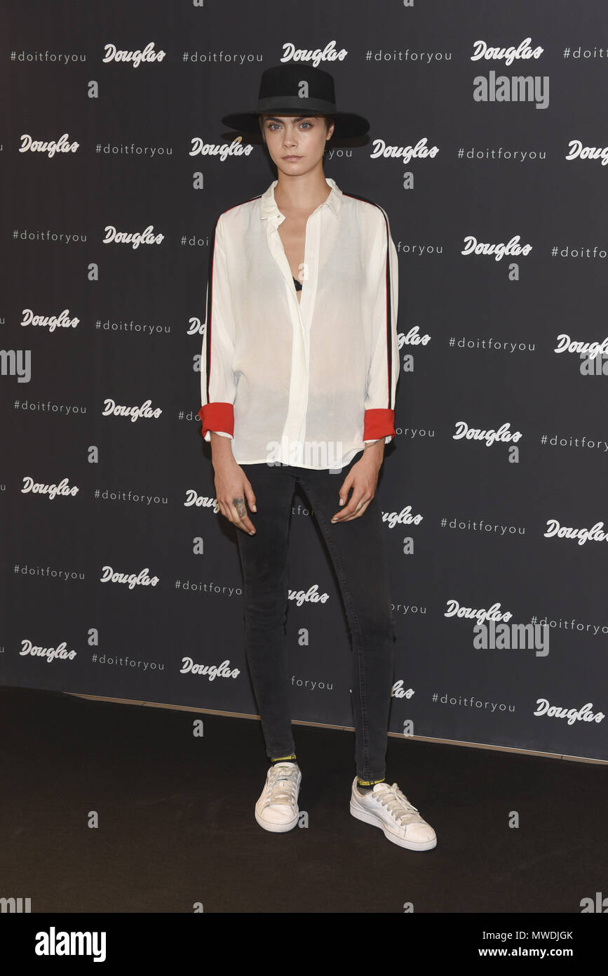 Berlin Deutschland 30 Mai 18 Cara Delevingne Wahrend Einer Phtotcall An Der Douglas Am Kurfurstendamm In Berlin Deutschland Mittwoch 30 Mai 18 Local Caption Verwendung Weltweit Quelle Dpa Alamy Leben Nachrichten Stockfotografie