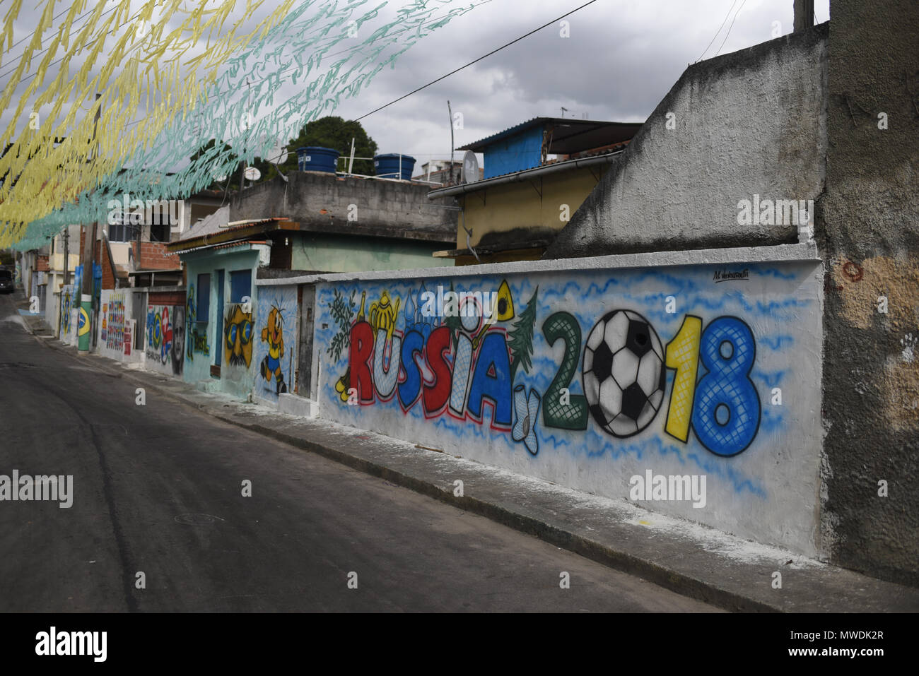 30. Mai 2018, Brasilien, Rio de Janeiro: Mehrere Fassaden der Chapado Favela sind mit Motiven aus der WM 2018 eingerichtet. Künstler kamen zusammen, Fassaden in den Slums mit Motiven der WM 2018 zu malen. Brasilien wird Ausbildung in London bis zum 08. Juni. In seinem ersten Spiel, Brasilien spielt gegen Schweiz in Gruppe E. Foto: Fabio Teixeira/dpa Stockfoto