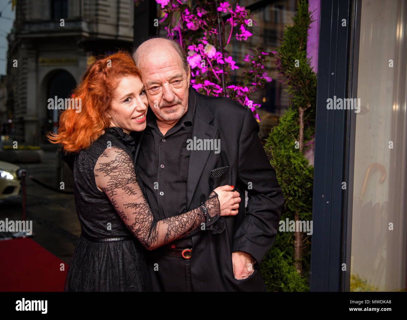 31. Mai 2018, Deutschland, München: Ralph Siegel, hit Song Komponist und Musik Komponist, an einer Veranstaltung des Herstellers mit seinem Partner Laura Kaefer im H · Ugo · s Tresor Bar Lounge. Komponist R.Siegel erstellt eine neue Konstellation der Band Dschinghis Khan und produziert neue Versionen des Songs 'Moskau' (Moskau) in verschiedenen Sprachen. Foto: Matthias Balk/dpa Stockfoto 31. Mai 2018, Deutschland, München: Ralph Siegel, hit Song Komponist und Musik Komponist, an einer Veranstaltung des Herstellers mit seinem Partner Laura Kaefer im H · Ugo · s Tresor Bar Lounge. Komponist R.Siegel erstellt eine neue Konstellation der Band Dschinghis Khan und produziert neue Versionen des Songs 'Moskau' (Moskau) in verschiedenen Sprachen. Foto: Matthias Balk/dpa Stockfoto