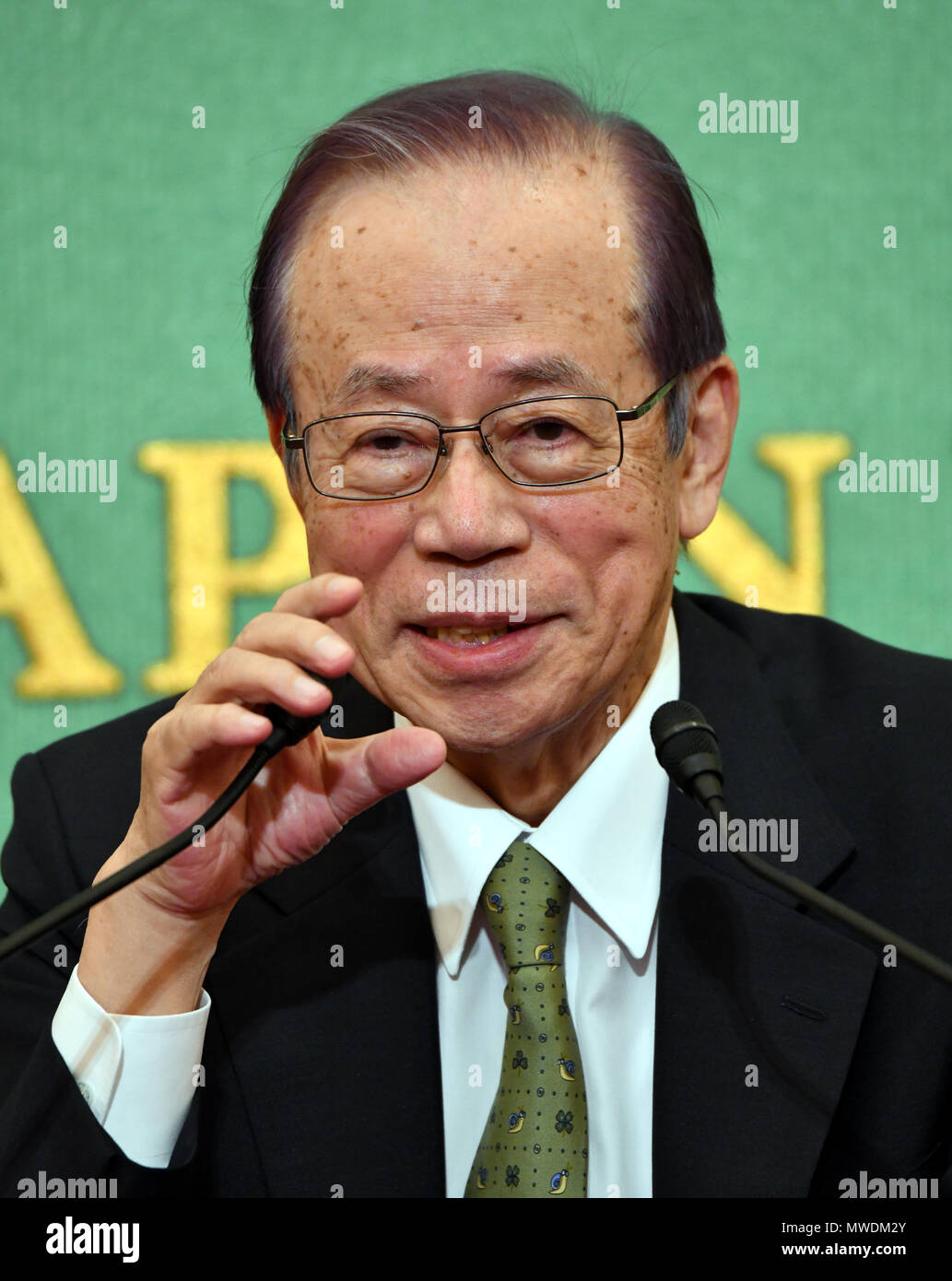 Juni 1, 2018, Tokio, Japan - Japans Premierminister Yasuo Fukuda spricht über die öffentlichen Aufzeichnungen und Archive Management Act während einer Pressekonferenz auf der Japan National Press Club in Tokio am Freitag, 1. Juni 2018. Fukuda war für die Schaffung des Gesetzes im Jahr 2009 verantwortlich, aber wie haben sich die Dinge seitdem gegangen? Das Finanzministerium hatte offizielle Dokumente behandelten, über 300 Änderungen und Handhabung des Verteidigungsministeriums der täglichen Protokolle von Japan Masse Verteidigung-kraft Mitglieder in den Irak entsandt hat extrem schlampig, mit irreführenden Berichte und Informationen Cover-ups. (Phot Stockfoto