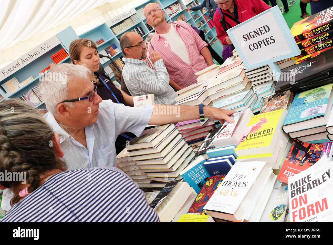 Hay Festival, Heu auf Wye, UK-Freitag, 1. Juni 2018 - die Besucher der Hay Festival bookshop suchen eine Auswahl an signierten Exemplare der Bücher von auhors erscheinen auf dem Festival - Foto Steven Mai/Alamy leben Nachrichten Stockfoto
