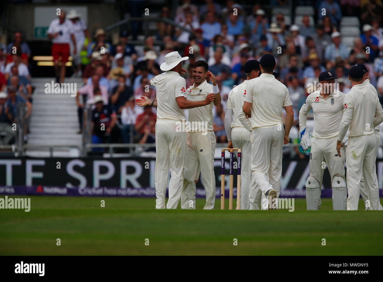 Emerald Leeds, UK. 1. Juni 2018. Internationalen Test Match Serie Cricket, Tag 1, England und Pakistan; James Anderson von England feiert mit seinen Teamkollegen nach Faheem Ashraf von Pakistan lbw für das sechste Pakistan wicket Credit: Aktion plus Sport/Alamy leben Nachrichten Stockfoto