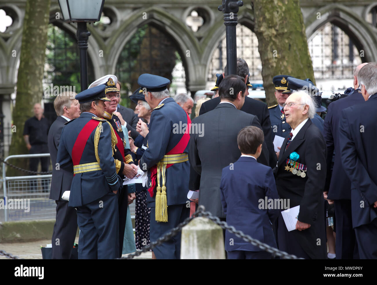 Knappe in uniform -Fotos und -Bildmaterial in hoher Auflösung – Alamy
