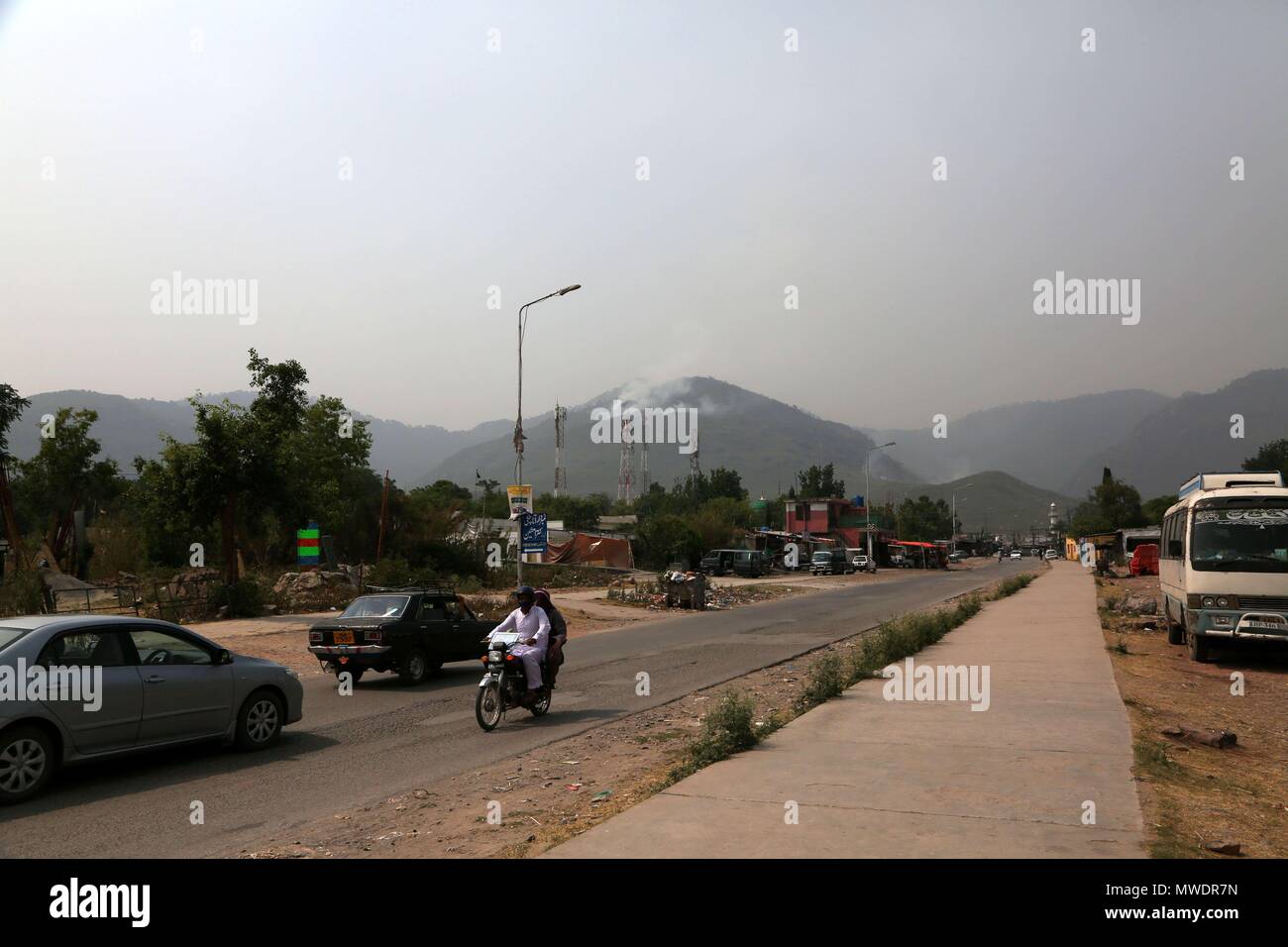Islamabad. 1. Juni 2018. Rauch steigt aus dem Wald um den Margalla Hills in Islamabad, der Hauptstadt Pakistans am 1. Juni 2018. Die Feuerwehr nicht in der Lage waren, ein Feuer in den Margalla Hills am Mittwoch brach zu löschen, den lokalen Medien berichtet. Credit: Ahmad Kamal/Xinhua/Alamy leben Nachrichten Stockfoto