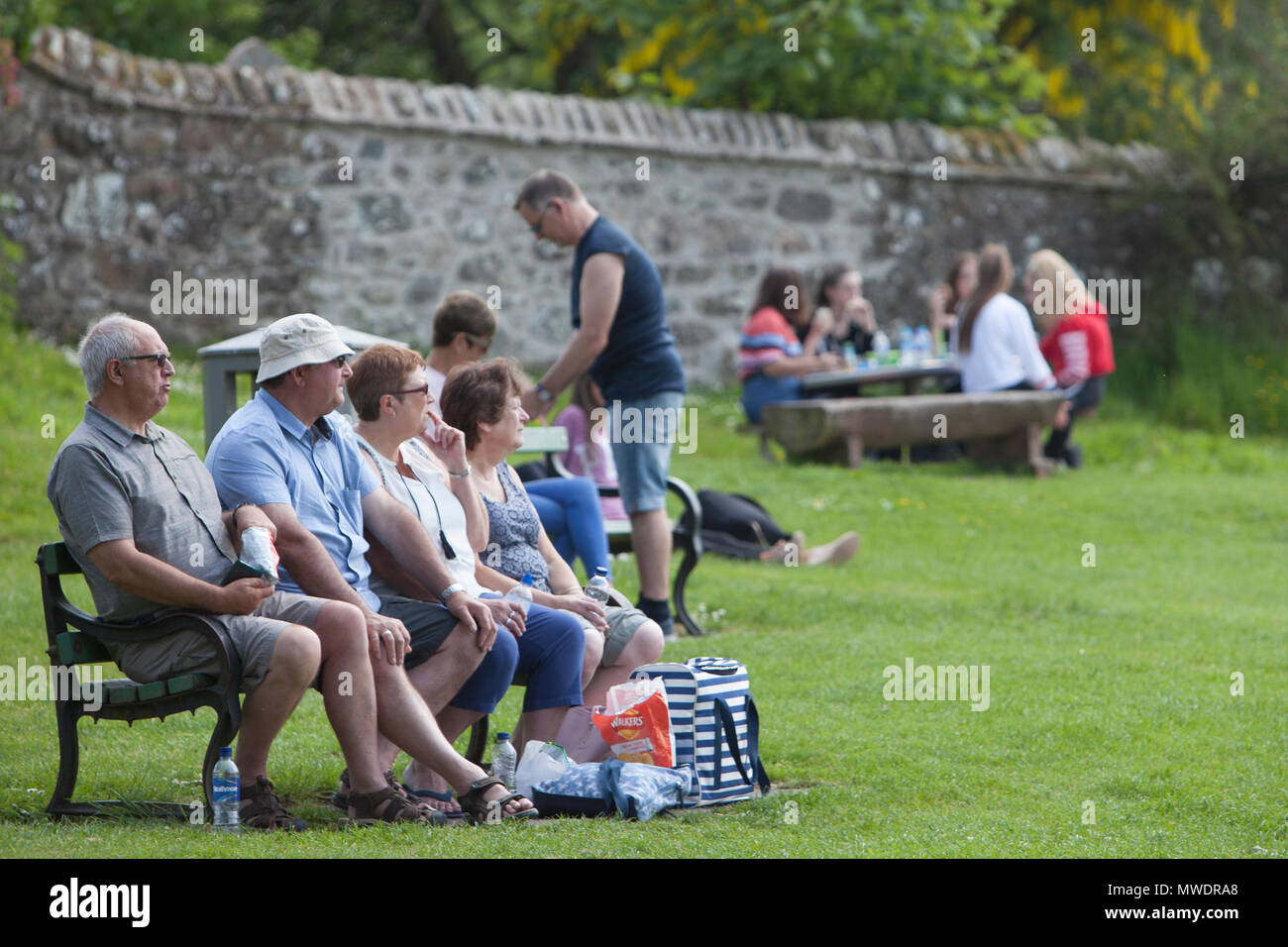 Callander, Schottland. UK. 1. Juni 2018. Mitglieder der Öffentlichkeit in der Sonne Tag am Fluss Teith. Callander. Credit: Pako Mera/Alamy leben Nachrichten Stockfoto