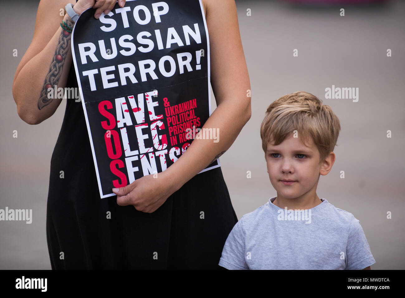 Deutschstaemmigen Ukrainer an einem Protest die Freilassung der Ukrainischen Filmemacher und Schriftsteller, Oleg Sentsov am Hauptplatz in Krakau. Oleg Sentsov wurde durch ein russisches Gericht am 25. August 2015 zu 20 Jahre für die Planung eines terroristischen Angriffs auf die Krim Halbinsel im Anhang durch Russland im April 2014 verurteilt. Stockfoto