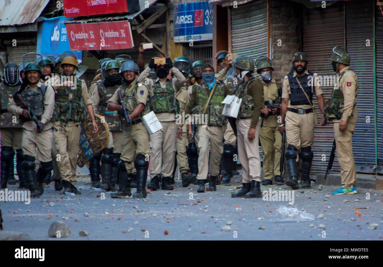 Indische para militärische Truppen steht Alarm als Hunderte von Menschen friedlicher Protest statt bald nach der gemeindlichen Gebete bei der Jamia Masjid (Große Moschee), in Srinagar. Schweren Zusammenstößen, wenn der Speedy zentrale Reserve paramilitärische Kräfte (Crpf) Fahrzeug angeblich zwei Jugendliche schlagen während Protest in Srinagar. Stockfoto