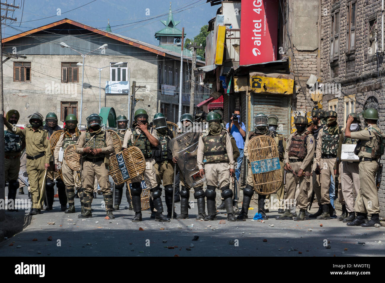 Indische para militärische Truppen steht Alarm als Hunderte von Menschen friedlicher Protest statt bald nach der gemeindlichen Gebete bei der Jamia Masjid (Große Moschee), in Srinagar. Schweren Zusammenstößen, wenn der Speedy zentrale Reserve paramilitärische Kräfte (Crpf) Fahrzeug angeblich zwei Jugendliche schlagen während Protest in Srinagar. Stockfoto